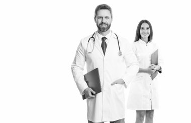 Sağlık sigortası. Sağlık ve ilaç. Tıp doktoru, not panosunu tut. Hastanedeki sağlık ve sağlık çalışanları beyazları izole etti. Tıp servisinde iki doktor dahiliyeci. reklam.