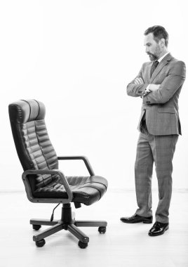 Ofis koltuğundaki iş adamı. İş liderliği ve başarı. Başarılı bir iş adamı. Ofis patronu beyazdan izole edilmiş. Takım elbiseli iş adamı. Büyük patron. Profesyonel iş adamı. Müzakere.