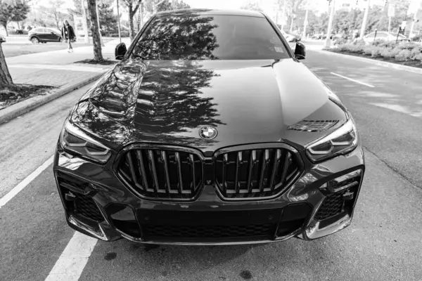 New York, ABD - 10 Mayıs 2020 BMW X6 M yarışma SUV kırmızı renk, ön görüş.