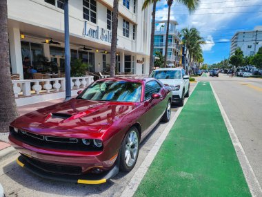 Miami Beach, Florida USA - 8 Haziran 2024 Dodge Challenger GT Miami Beach 'te. Dodge Challenger GT klasik Amerikan arabasıdır..