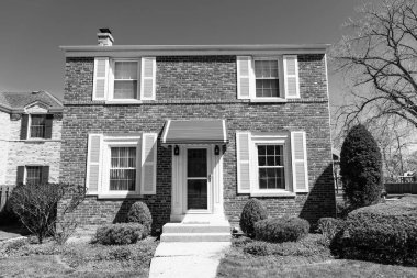 Mimarlık konsepti. İkamet mimarisi. Modern villa cephesi. yazlık köy. Mahalledeki bir banliyö kulübesinin dışında. mimari tasarım. Modern yazlık ev. Kasaba evi.