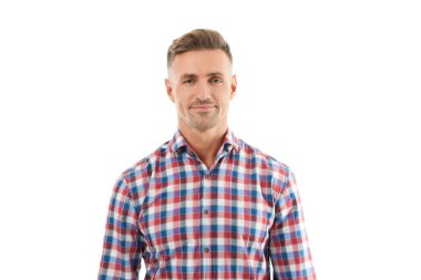 Adamın şık bir saç kesimi var. Moda saç stili olan bir adam. Sıradan bir erkek portresi. Olgun portre. Beyazlar üzerinde izole edilmiş olgun bir adam. Şık bir erkek portresi. Kafkas erkeğinin gündelik tarzı.