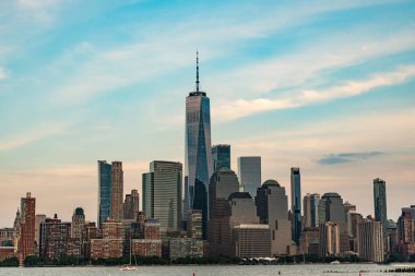 Gökdelen mimarisi olan Manhattan şehir manzarası. New York şehrinin silueti olan Manhattan. NYC Manhattan 'ın şehir manzarası. New York, Manhattan 'ın merkezindeki gökdelen şehri..