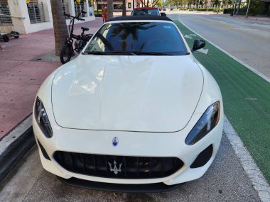 Miami Beach, Florida USA - 6 Haziran 2024: 2018 Maserati GranTurismo White Miami plajında. Maserati GranTurismo okyanus yolculuğunda..