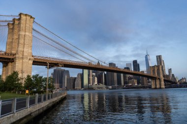 Brooklyn köprüsünden Manhattan 'a. New York 'un şehir mimarisi. New York 'un Brooklyn Köprüsü. Brooklyn dönüm noktası. Gökdelen mimarisi olan Manhattan şehir manzarası. Hudsson Nehri.