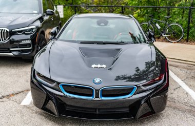 Chicago, Illinois - 29 Eylül 2024: BMW i8 Giga dünya siyah rengi. Sokağa park ettim.