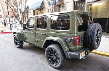 New York, ABD - 15 Mart 2024 Jeep Wrangler 4xe Sahara SUV arabası. Jeep Wrangler dışarıda park etmiş. Jeep Wrangler 'ın SUV arabası. Jeep Wrangler Sahra, nadir bir manzara..