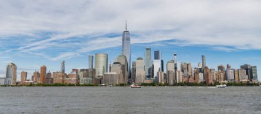 New York City 'nin ufuk çizgisi, ABD. NYC simgeleri. Günbatımında New York şehrinin gökdeleni ve gökdeleninin muhteşem manzarası. Manhattan 'ın güzel manzarası.