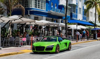 Miami Beach, Florida USA - 5 Haziran 2024: 2014 Audi R8 yeşil lüks araba Miami plaj caddesinde. Audi R8 okyanus yolunda..