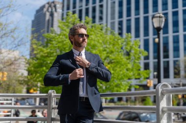 Takım elbiseli adam ofise git. Üst düzey yönetici. Şehrin kendine güveni tam patronu. İş başarısı. İş adamı dışarı çıktı. Şehir sokaklarında bir adam var. Profesyonel lider CEO. Takım elbiseli bir iş adamı. İş modeli.