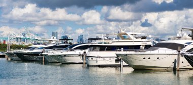 Lüks bir tekne. Marina, Miami Beach, Florida USA 'de. Yat teknesi Biscayne Körfezi 'ne yanaştı. Lüks yatı olan Miami Marina şehir merkezinde. Yaz tatili. Lüks yat marinası. Lüks yaşam tarzı..
