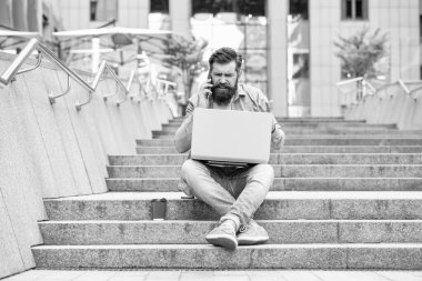 Öfkeli serbest çalışan adamın dizüstü bilgisayarında iletişimi var. Serbest çalışan adamın dışarıdaki bilgisayarla iletişimi var. Dışarıdaki serbest çalışan adamın iletişimi. Serbest çalışan adamın kahve molasında iletişimi var..