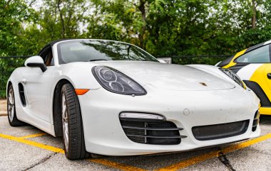 Chicago, Illinois - 29 Eylül 2024: Porsche Boxter 's üstü açık beyaz. Porsche Boxter 's White caddeye park etmiş..