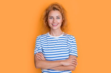 Sarı arka planda izole edilmiş gülümseyen kızıl saçlı kız portresi. Stüdyodaki genç kızıl saçlı kızın portresi. Yetişkin kızıl kız portresi.