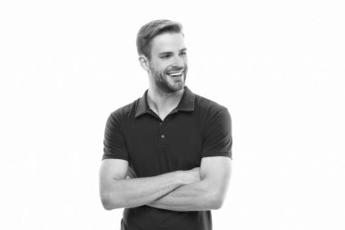 Stüdyoda sakallı bir adamın pozu. Kirli sakallı genç adam beyaz arka planda izole edilmiş. Kırmızı gömlekli traşsız bir adam. Kırmızı gömlek giyen sakallı adam..