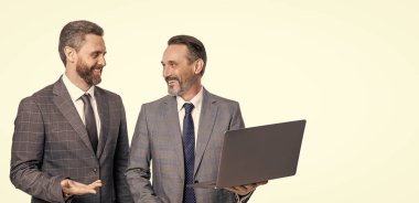 Serbest çalışan işadamları, beyaz arka planda kopya alanı ile izole edilmiş. Stüdyoda serbest çalışan iş adamları. İş adamlarının dizüstü bilgisayarda serbest çalışırkenki fotoğrafı. Dizüstü bilgisayar kullanan iki işadamı..