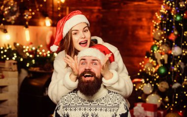 Renkli eğlence. Kış sezonu alışverişi. Aile tatili. Ağaçtaki aşıklar. Birlikte yeni yılı kutluyoruz. Xmas hediyeleri. Birbirini seven mutlu Noel Baba çifti. Mutlu noeller. Havada aşk kokusu var..