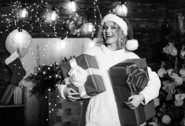 Hediyelik eşya dükkanı. Kadın hediye kutularını tutuyor. Sürpriz hazırlıyorum. Mükemmel bir hediye seç. Ver ve al. Noel alışverişi konsepti. Size refah diliyorum. Tatil koşuşturması. Burada huzur ve neşe satılıyor..