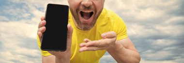 Akıllı telefon ekranını kopyalama alanı ile sunan adamın kırpılmış görünümü.