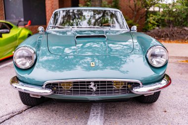 Chicago, Illinois - 29 Eylül 2024: F errari 500 Superfast Speziale 1965. Yeşil Ferrari 500 Süper hızlı Speziale 1965 ön görüntüde park edilmiş