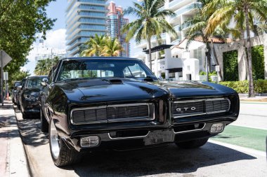 Miami Beach, Florida USA - 9 Haziran 1968 Pontiac Gto Black, Miami Beach 'te. ön görünüm
