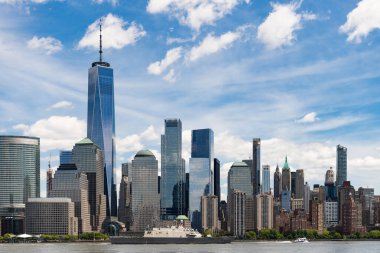 New York, Birleşik Devletler. Aşağı Manhattan silueti. New York, Manhattan 'ın ortasındaki New York şehrinin manzarası. NYC, ABD, Manhattan. New Jersey 'den New York. Manhattan şehir merkezi..