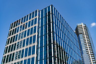Gökdelen mimarisi. Camsı yüzlü bir gökdelen. Modern şehir perspektifi. Tarihi Metropolis şehrinde gökdelen. Şehir merkezinde gökdelen manzaralı. Perspektif görünümü.
