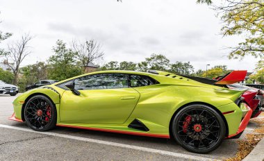 Chicago, Illinois - 29 Eylül 2024: 2021 Lamborghini Huracan STO. Metalik yeşil 2021 Lamborghini Huracan STO sokağa park etmiş. Lamborghini İtalyan lüks arabasıdır..