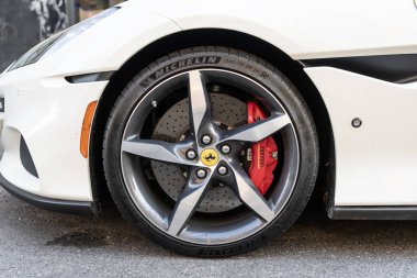 New York, ABD - 15 Mart 2024 Ferrari Portofino M üstü açılabilir lüks araba jantı. Ferrari Portofino M tekerlek kenarı. Ferrari Portofino 'nun spor arabası. Ferrari Portofino 'nun halat çarkı. Araba parçası.