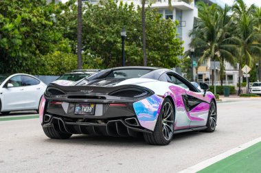 Miami Beach, Florida USA - 10 Haziran 2024: 2019 McLaren 570 's Performance at Miami Beach. İnci rengi McLaren 570 S Performans