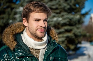 Kışın açık havada giyinen adam, afiş. Kışlık giysili şık bir adam. Tatillerde kışlık giysili adam. Kışlık ceketli adam..