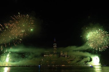 New York Manhattan havai fişekleri arifesinde. Manhattan 'da havai fişekler. New York 4 Temmuz Havai fişekleri. Flashing Fireworks ile New York City Skyline Manhattan. Bağımsızlık Günü
