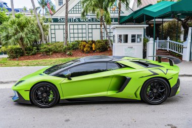 Miami Beach, Florida USA - 9 Haziran 2024 L2022 Lamborghini Aventador LP 780-4 Ultimae Green Miami plajında. Lamborghini lüks bir İtalyan araba üreticisi.