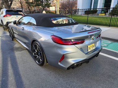 New York City, ABD - 11 Mart 2024: BMW M8 üstü açık, açılı manzaralı lüks araba.