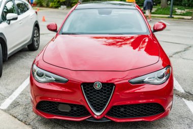 Chicago, Illinois - 29 Eylül 2024: 2017 Alfa Romeo Giulia kırmızı renk. 2017 Alfa Romeo Giulia sokağa park etmiş. 2017 Alfa Romeo Giulia ünlü İtalyan spor arabasıdır. ön görünüm