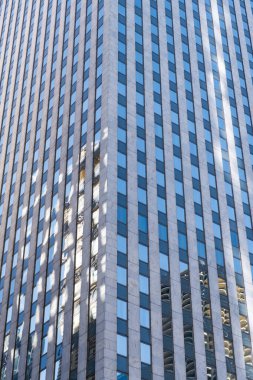 Mimari detay. Detaylı mimari geçmişi. Modern iş bürosu. İş binası. Ön cephe mimarisi. Mimarlık geçmişi. Şehir merkezi cam bina penceresi.