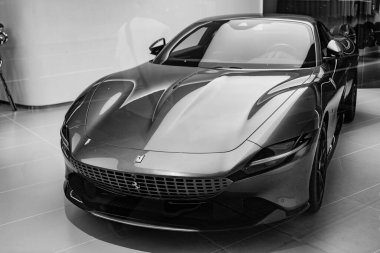 New York, ABD - 09 Ağustos 2023: Ferrari Roma 2021 spor otomobili galeride, köşe manzaralı.