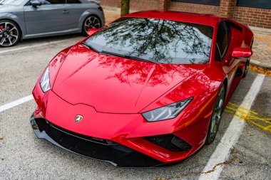 Chicago, Illinois - 29 Eylül 2020 Lamborghini Huracan LP 640-4 EVO Spyder. Kırmızı 2020 Lamborghini Huracan LP 640-4 EVO Spyder sokağa park etmiş. Lamborghini İtalyan lüks arabasıdır.