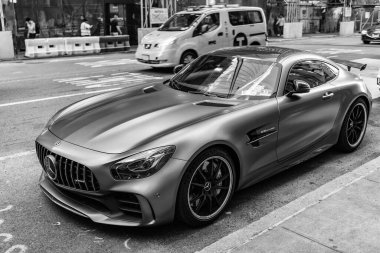 New York City, ABD - 09 Ağustos 2023: Mercedes Benz AMG GT 2018 gri spor araba, köşe görüş.