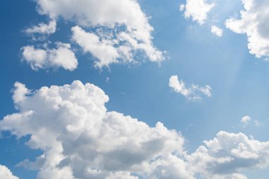 Mavi gökyüzü ve birkaç bulut. Gökyüzü çok parlak ve bulutlar her yere dağılmış. Mavi gökyüzünde güzel bir bulut. Gökyüzünde beyaz kabarık bulutlar