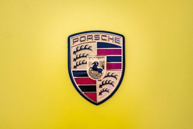 Chicago, Illinois - 29 Eylül 2024: Porsche 911 Carrera S sarı rengi. Porsche 911 Carrera S sokağa park etmiş. Porshche logosu