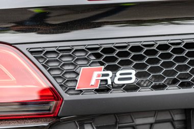 Chicago, Illinois - 29 Eylül 2024 üstü açık Audi R8 Spyder v10. Audi R8 Spyder V10 lüks arabayı sokağa park etmiş. Audi R8 Spyder siyah renk logosu