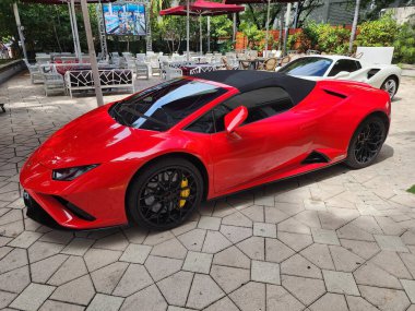 Miami Beach, Florida USA - 8 Haziran 2024: Lamborghini Huracan Miami plajında. Lamborghini lüks bir İtalyan otomobil üreticisi.