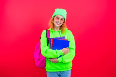 Üniversitede eğitim. Pembe üzerine izole edilmiş genç bir kız. 1 Eylül. Bilgi ve eğitim. Okul eğitimi. Öğrenci hayatı. Üniversitedeki kız öğrenci. Okula dönelim. Bilgi toplama günü. Bilgi tabanı.