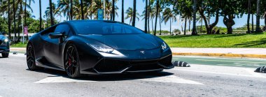 Miami Beach, Florida USA - 9 Haziran 2024 Lamborghini Huracan, Miami Beach Ocean Drive 'da siyahlara büründü. Lamborghini lüks bir İtalyan otomobil üreticisi.