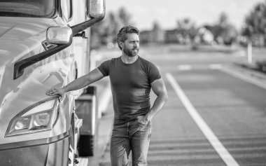 Kamyon şoförü. Kamyon sahibi. Nakliye araçları. Kamyonetin önünde poz veren İspanyol bir adam. Yarı kamyon aracı. Kamyonetin yanında bir adam var. Kamyonetin yanında bir adam var. Profesyonel kamyoncu..