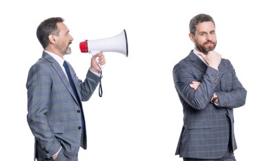 İş fikri tanıtımı. Takım elbiseli, megafonlu iş adamı beyazı soyutlamış. İşadamı tanıtımcı promosyon çatışmasını çözüyor. İş adamı fikrini destekliyor. promosyon kavramı.