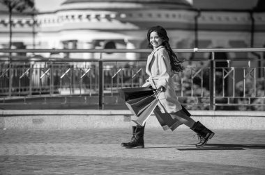 Alışveriş ve indirim. Sonbahar şehrinde gezen kız. En iyi satış teklifi. Sonbaharda alışveriş yapan genç bir moda kızı. Sonbahar alışverişi. Genç kız sonbahar beresiyle alışverişe gider. Boşluğu kopyala.