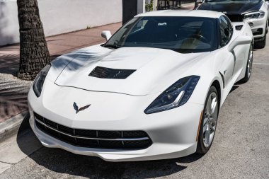 Miami Beach, Florida USA - 9 Haziran 2024: Chevy Corvette Stingray C7 Miami Beach 'te. Beyaz Chevy Corvette