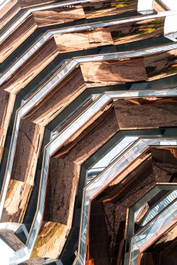 Hudson Yards, New York 'ta bir gemi binası. Modern mimari yapı aracı spiral merdiven. New York 'taki Hudson Metrosu. Taşıyıcı. Manhattan 'daki modern sanat merdivenleri. Bal peteği tasarımı.